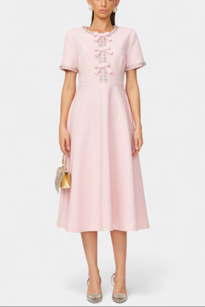 Robe Midi Évasée Linda avec Nœud en Cristal et Détails Élégants