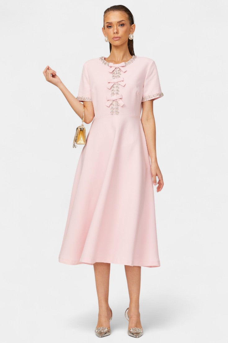 Robe Midi Évasée Linda avec Nœud en Cristal et Détails Élégants