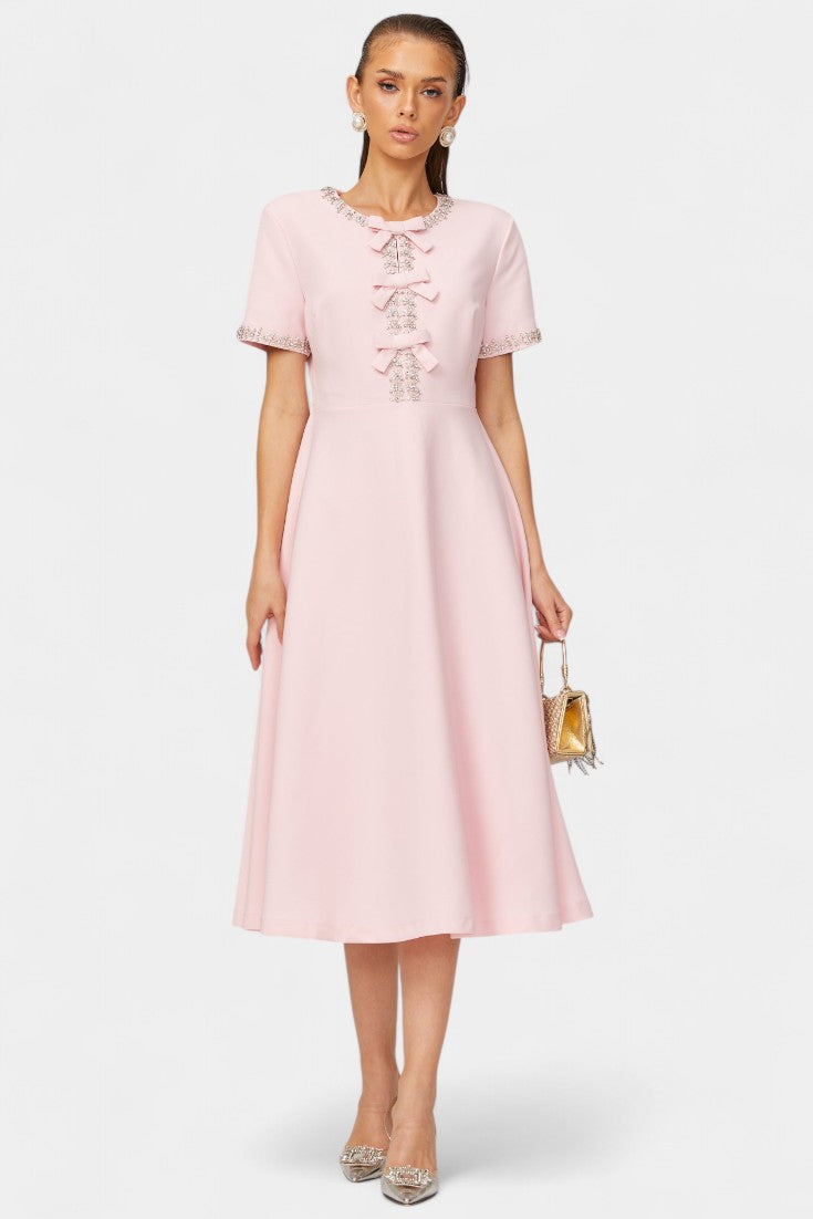 Robe Midi Évasée Linda avec Nœud en Cristal et Détails Élégants