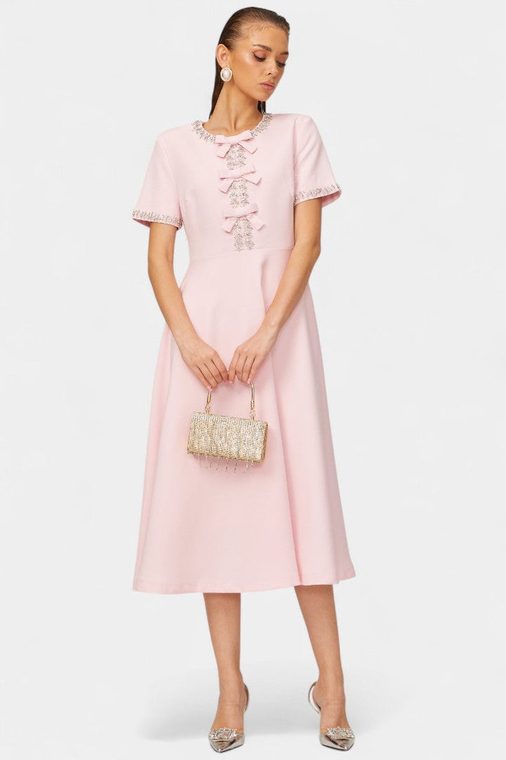 Robe Midi Évasée Linda avec Nœud en Cristal et Détails Élégants