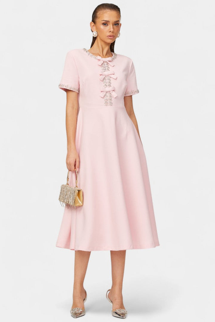 Robe Midi Évasée Linda avec Nœud en Cristal et Détails Élégants