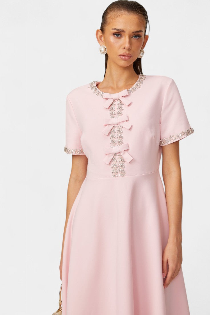 Robe Midi Évasée Linda avec Nœud en Cristal et Détails Élégants