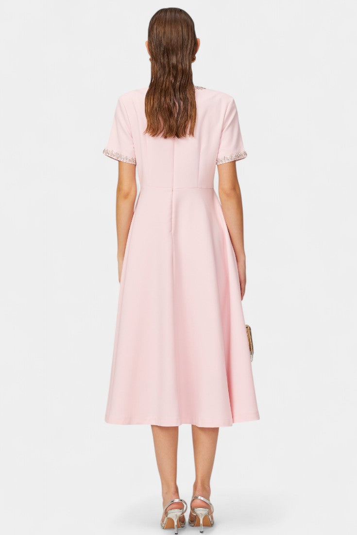 Robe Midi Évasée Linda avec Nœud en Cristal et Détails Élégants