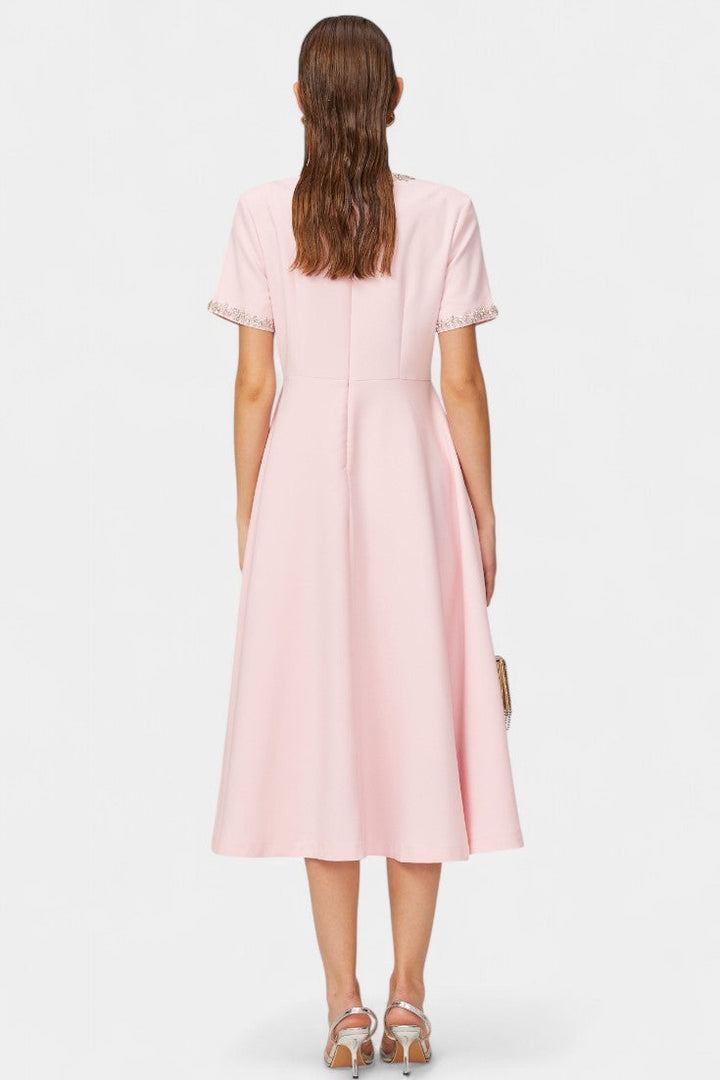 Robe Midi Évasée Linda avec Nœud en Cristal et Détails Élégants