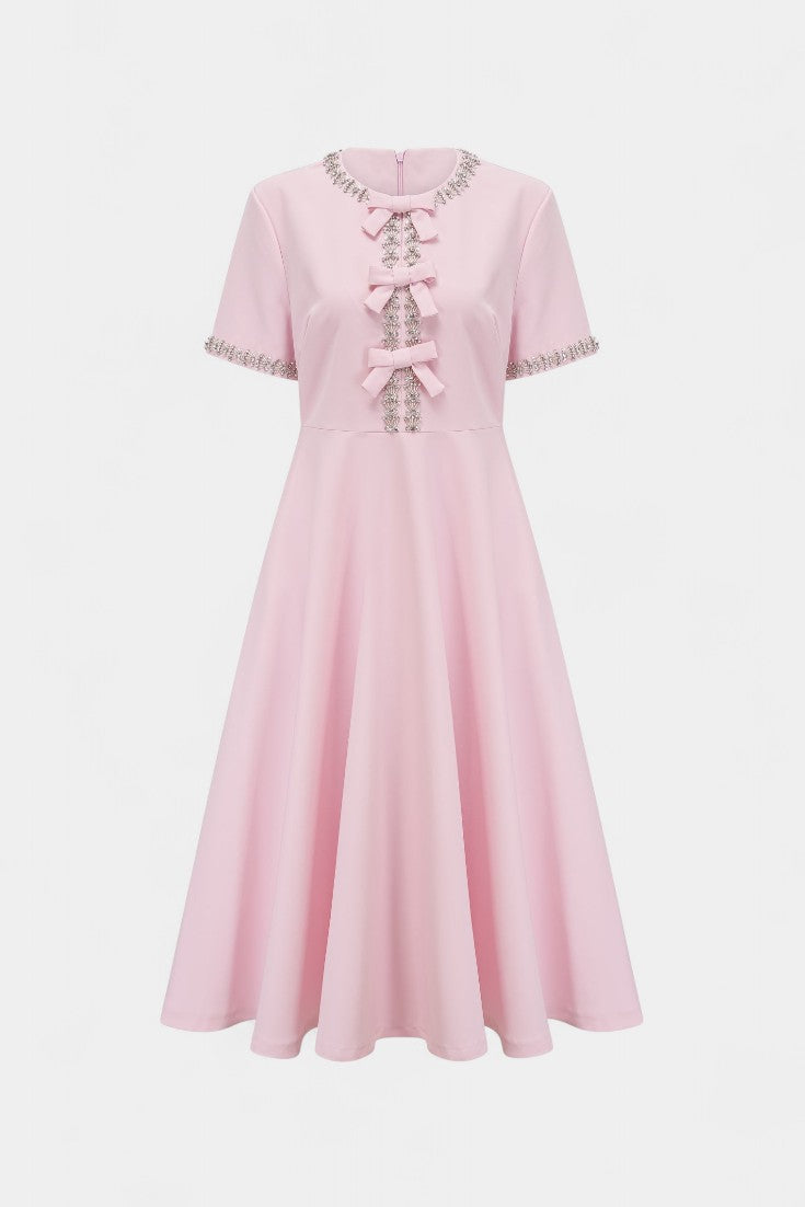 Robe Midi Évasée Linda avec Nœud en Cristal et Détails Élégants