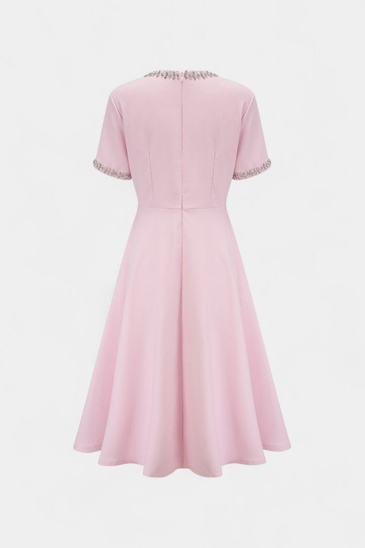 Robe Midi Évasée Linda avec Nœud en Cristal et Détails Élégants