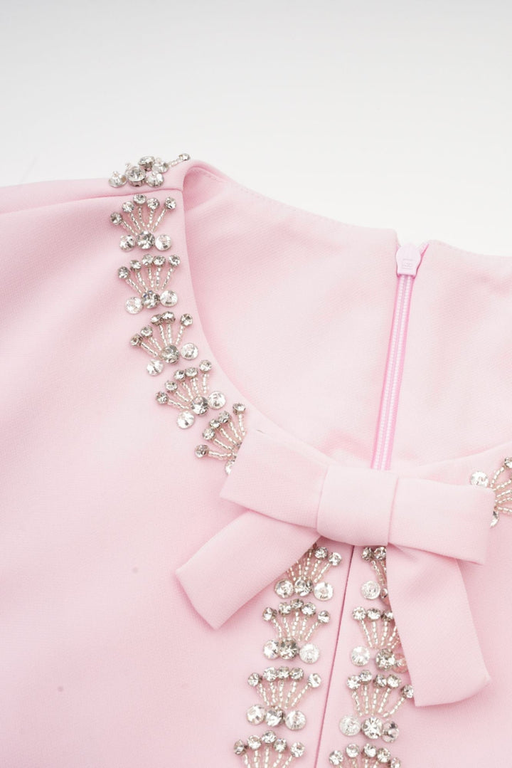 Robe Midi Évasée Linda avec Nœud en Cristal et Détails Élégants