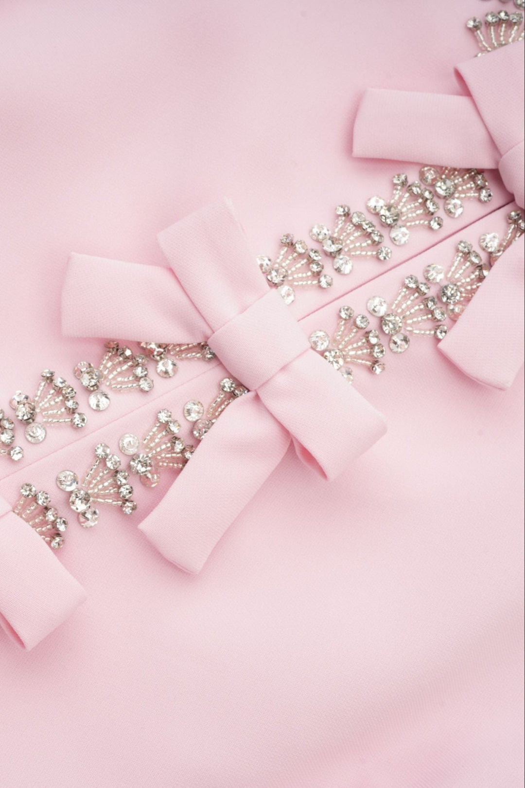 Robe Midi Évasée Linda avec Nœud en Cristal et Détails Élégants