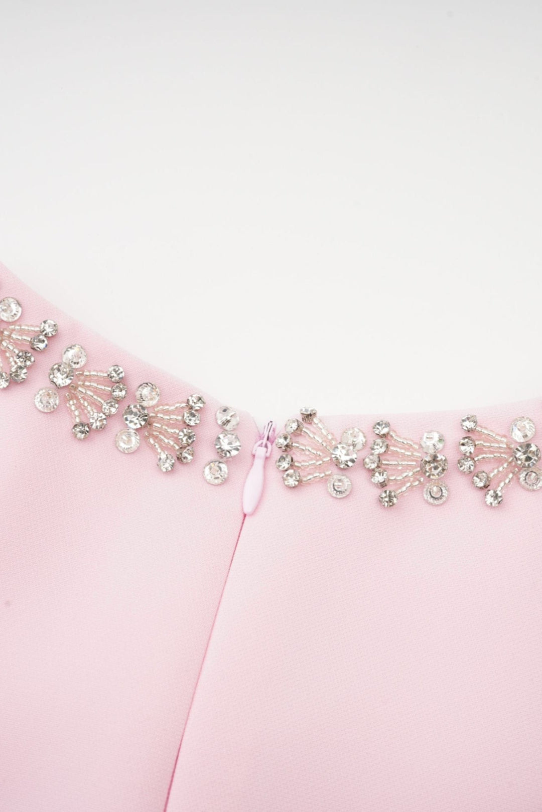 Robe Midi Évasée Linda avec Nœud en Cristal et Détails Élégants