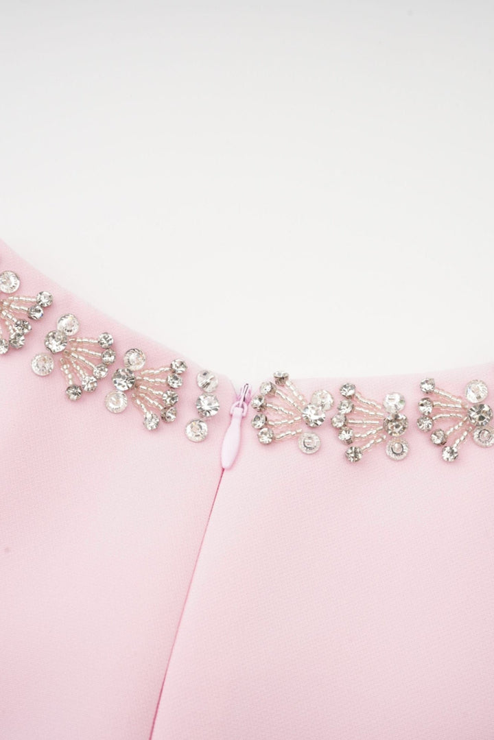 Robe Midi Évasée Linda avec Nœud en Cristal et Détails Élégants