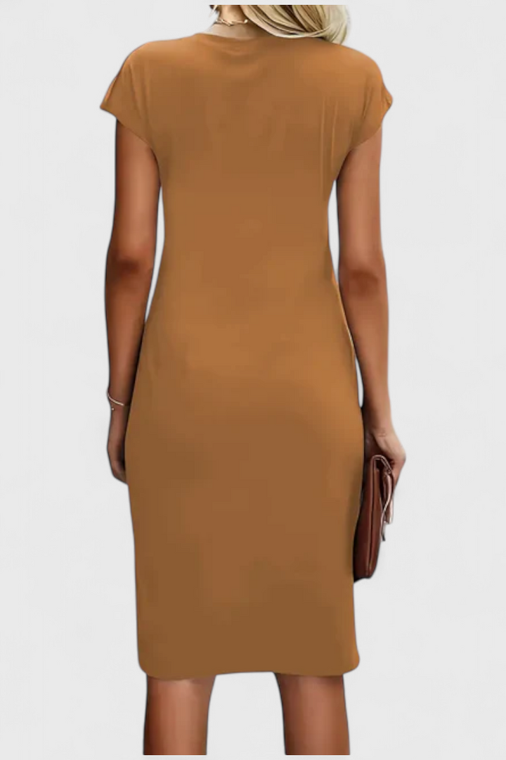 Robe Midi Intemporelle Katrina avec Col Ronde et Détail Drapé
