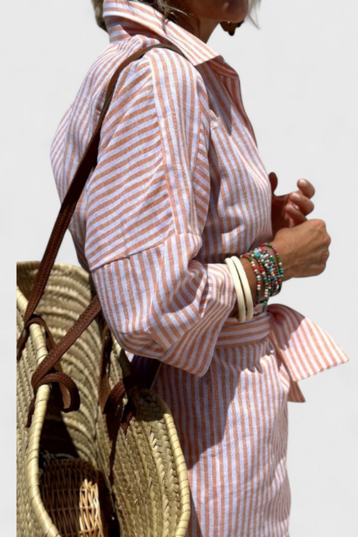 Robe Chemise Rayée au Style Intemporel