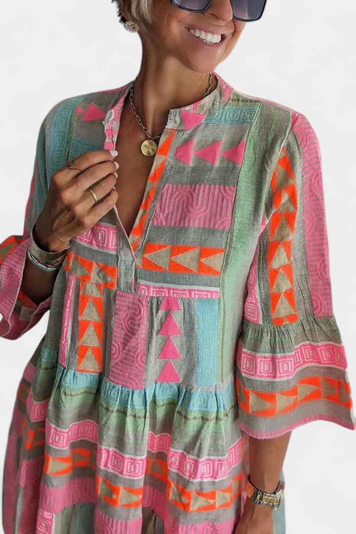 Gina Robe Boho Courte Brodée avec Décolleté en V et Manches Évasées