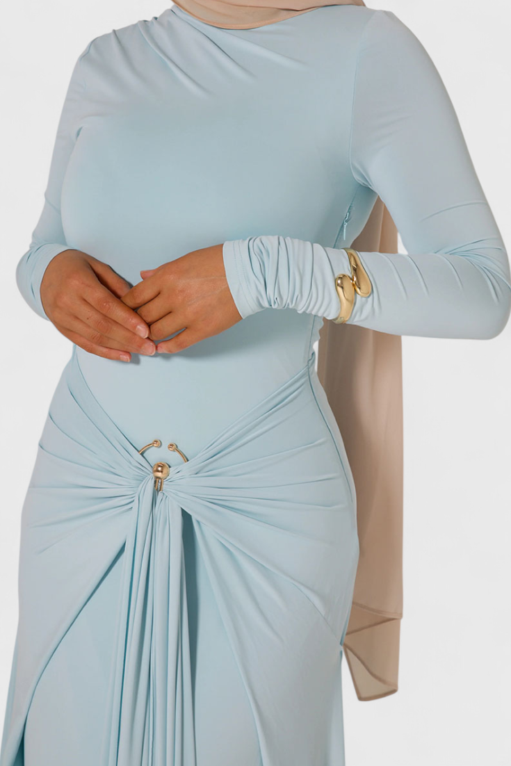 Robe Ajustée Plissée Fátima avec Détails Métalliques