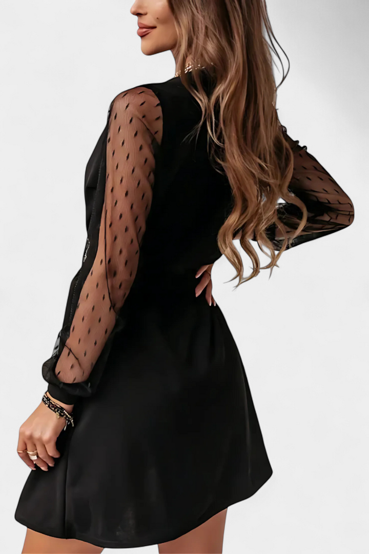 Robe Mini Élégante Calandra avec Décolleté Sophistiqué et Silhouette Flatteuse