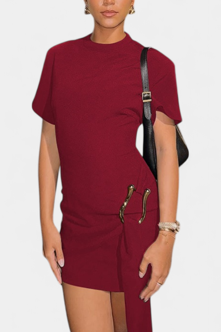 Robe Mini Coraline avec Ceinture Drapée et Boucle Dorée