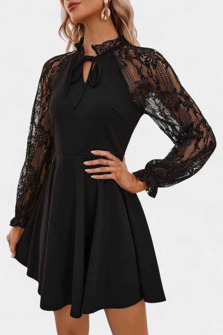 Robe Mini en Dentelle Florale Jasella avec Manches Longues