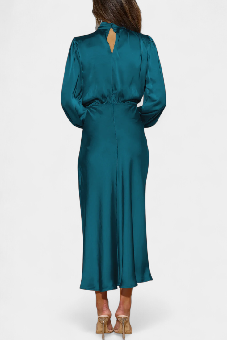 Robe Maxi Cecila avec Col Haut et Détail Floral