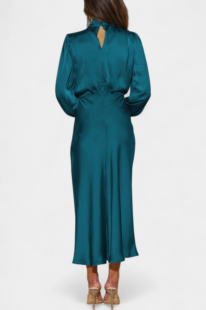 Robe Maxi Cecila avec Col Haut et Détail Floral