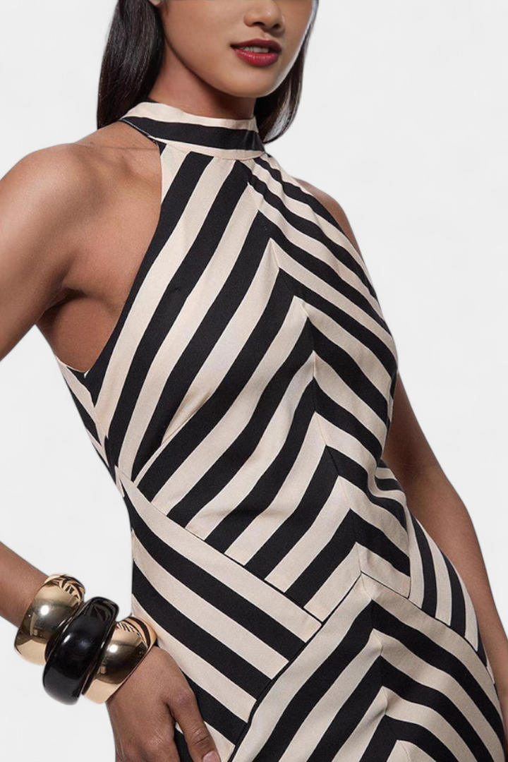 Robe Maxi Halter Crispina avec Rayures Chevron et Dos Nu
