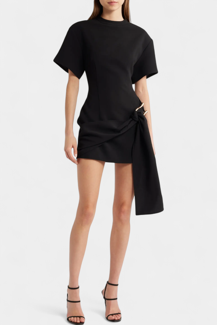 Robe Mini Coraline avec Ceinture Drapée et Boucle Dorée