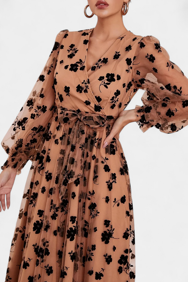 Iolanda Robe Maxi en Dentelle Florale avec Manches Bouffantes