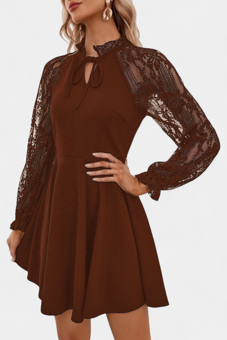 Robe Mini en Dentelle Florale Jasella avec Manches Longues