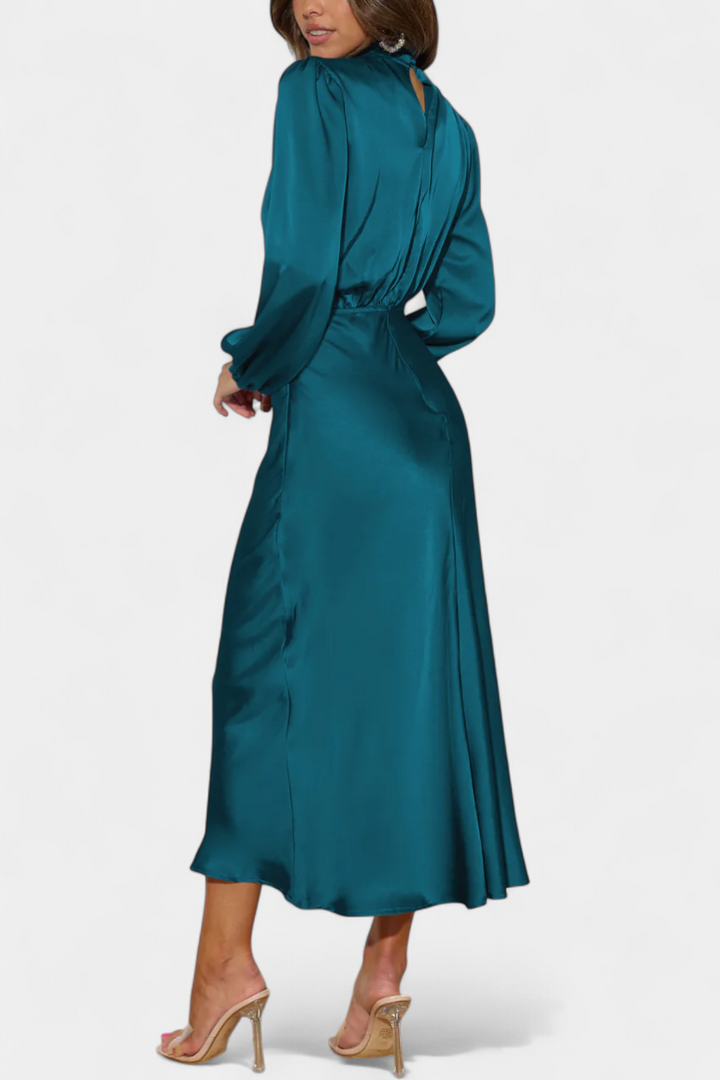 Robe Maxi Cecila avec Col Haut et Détail Floral