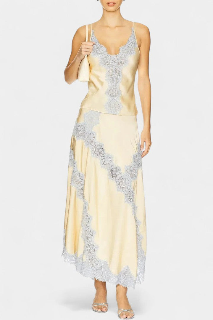 Mirren Ensemble en Satin avec Haut et Jupe Midi