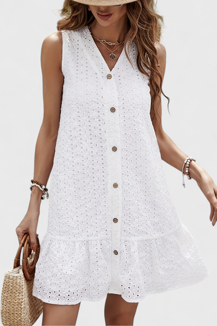 Halina Robe Blanche en Coton Brodé avec Boutons et Ourlet Ondulé