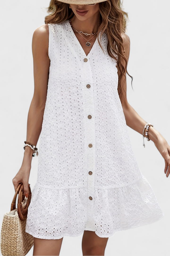 Halina Robe Blanche en Coton Brodé avec Boutons et Ourlet Ondulé
