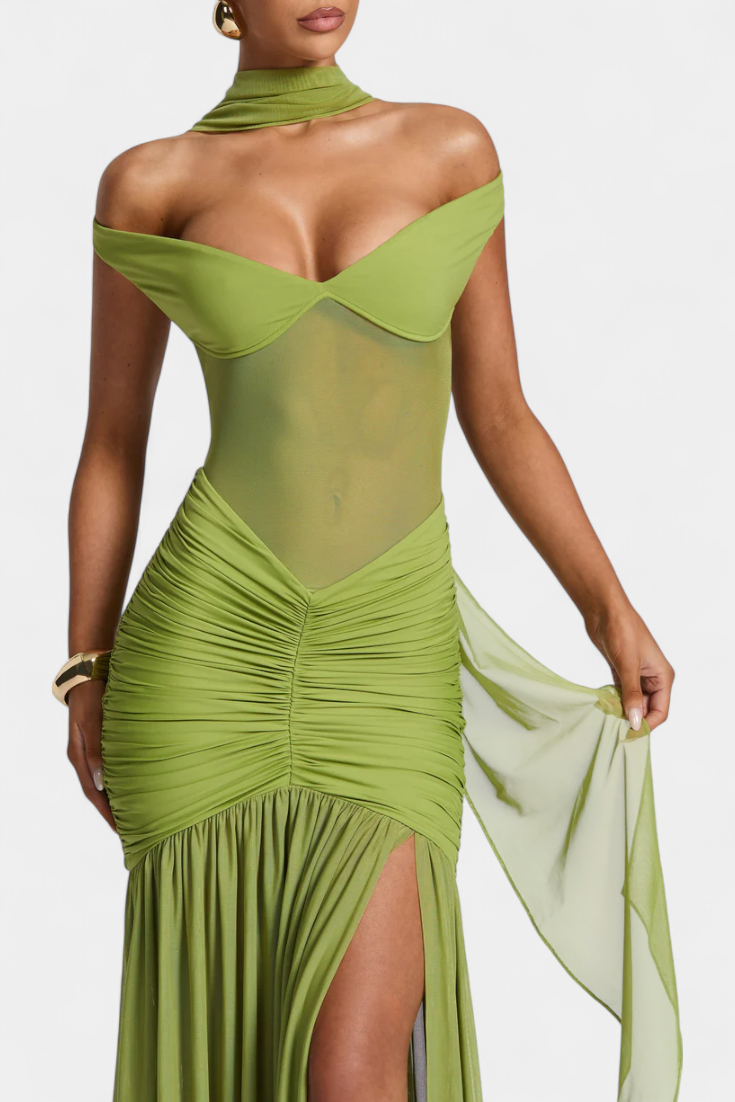 Robe Longue Therese en Milk Silk avec Décolleté Profond et Fronces Sculptés