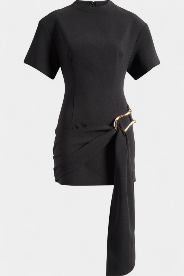 Robe Mini Coraline avec Ceinture Drapée et Boucle Dorée