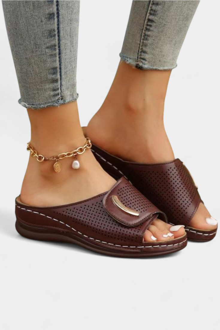 Itziar Sandales Orthopédiques avec Design Perforé et Semelle Rembourrée