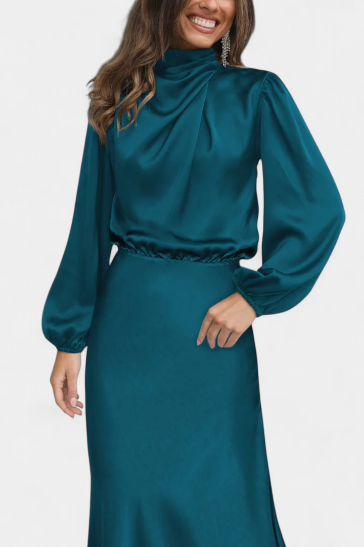 Robe Maxi Cecila avec Col Haut et Détail Floral