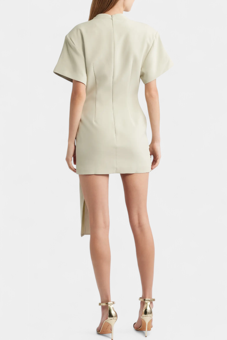 Robe Mini Coraline avec Ceinture Drapée et Boucle Dorée