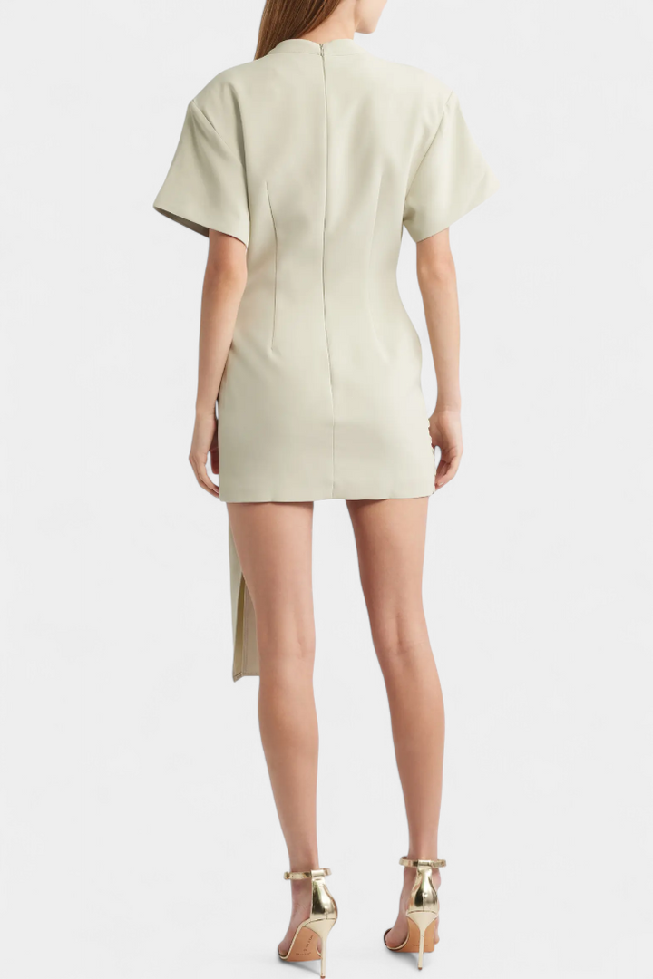 Robe Mini Coraline avec Ceinture Drapée et Boucle Dorée