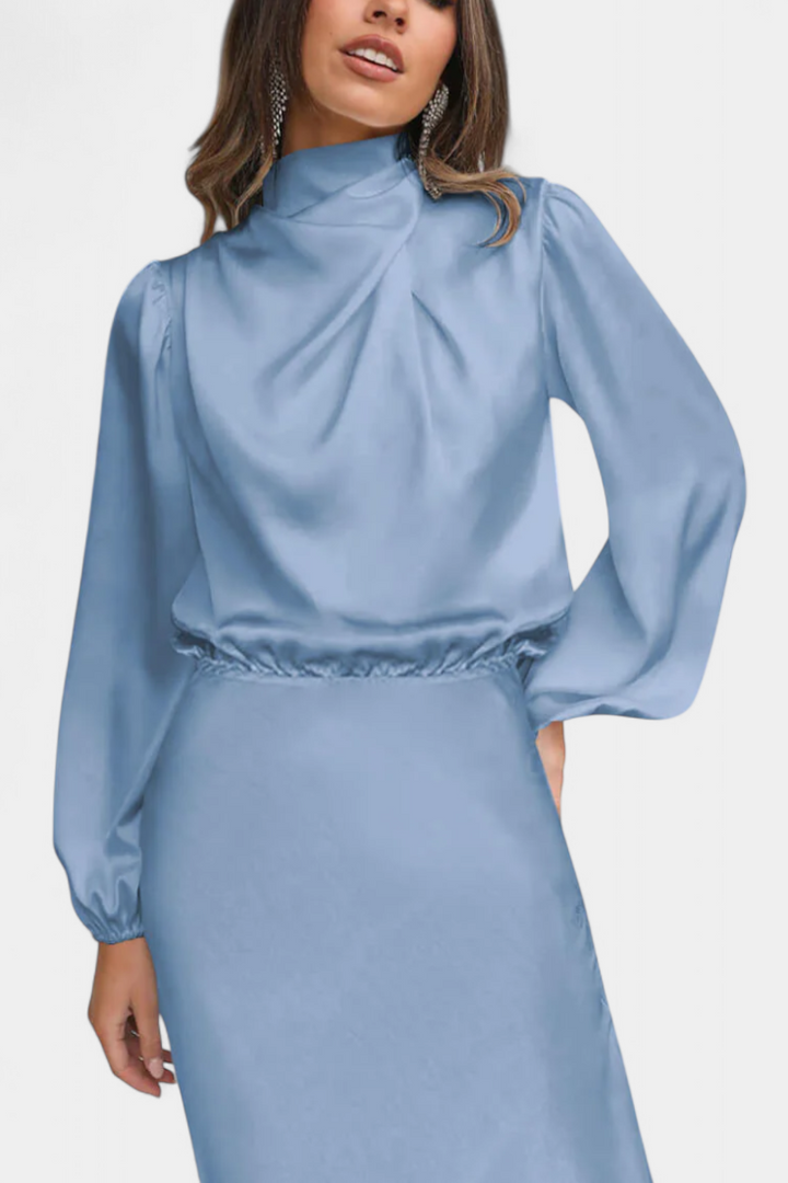 Robe Maxi Cecila avec Col Haut et Détail Floral