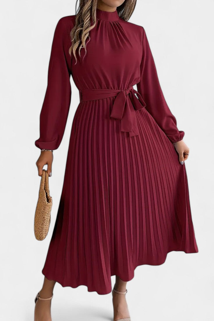 Robe Theresa à Col Haut et Ceinture Plissée