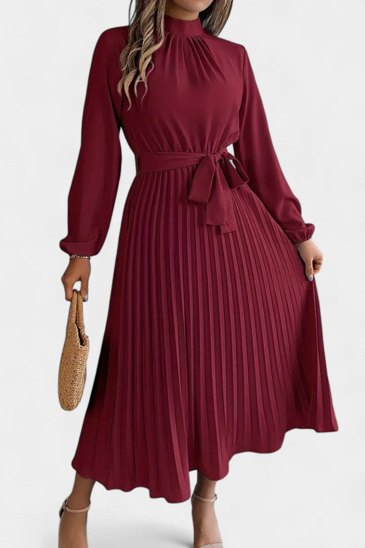 Robe Theresa à Col Haut et Ceinture Plissée