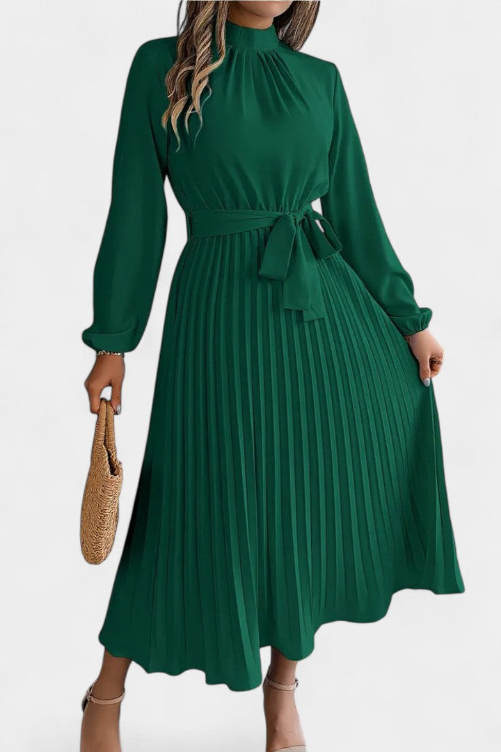 Robe Theresa à Col Haut et Ceinture Plissée