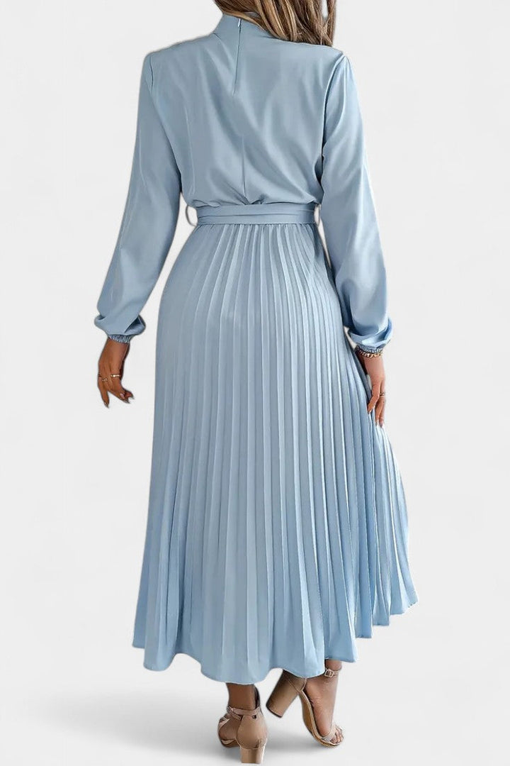 Robe Theresa à Col Haut et Ceinture Plissée