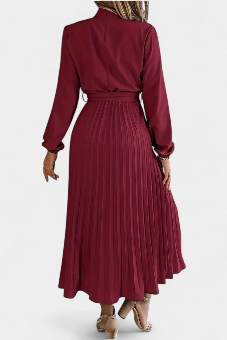 Robe Theresa à Col Haut et Ceinture Plissée