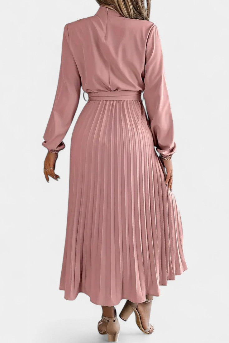 Robe Theresa à Col Haut et Ceinture Plissée