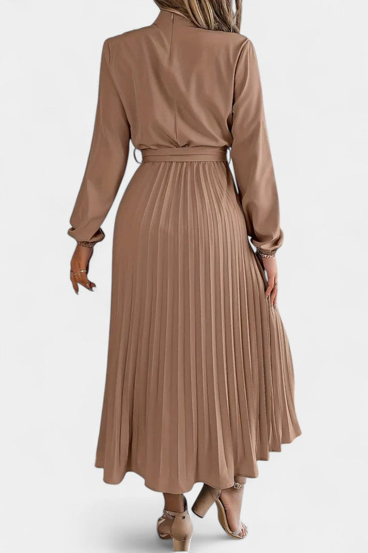 Robe Theresa à Col Haut et Ceinture Plissée