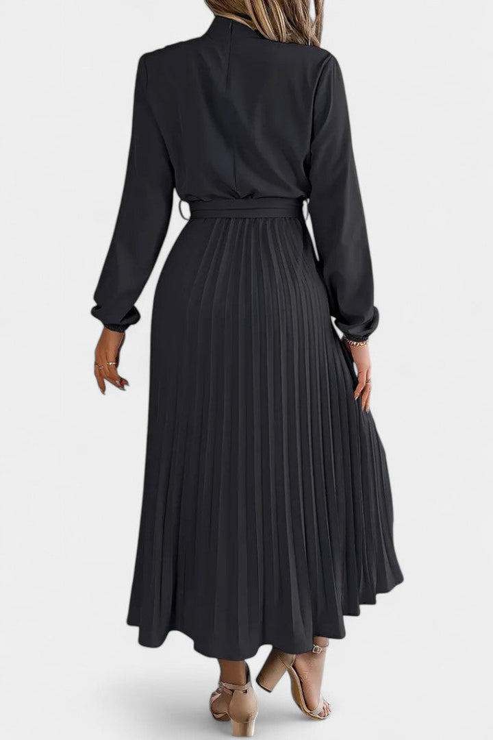 Robe Theresa à Col Montant et Ceinture Plissée