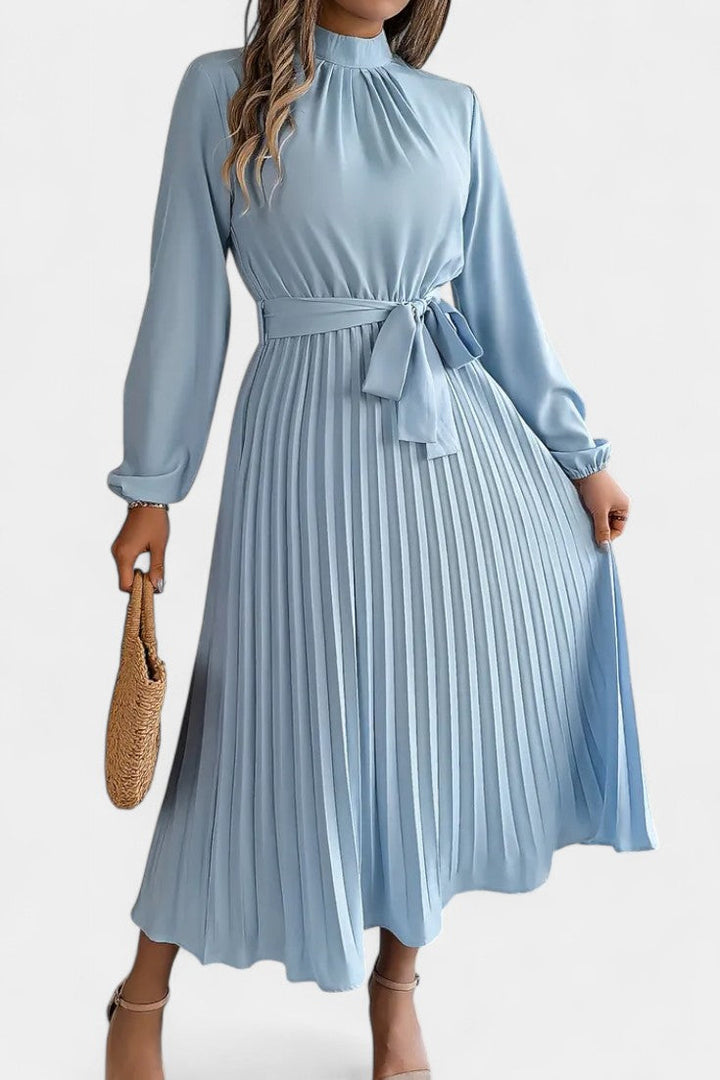 Robe Theresa à Col Haut et Ceinture Plissée