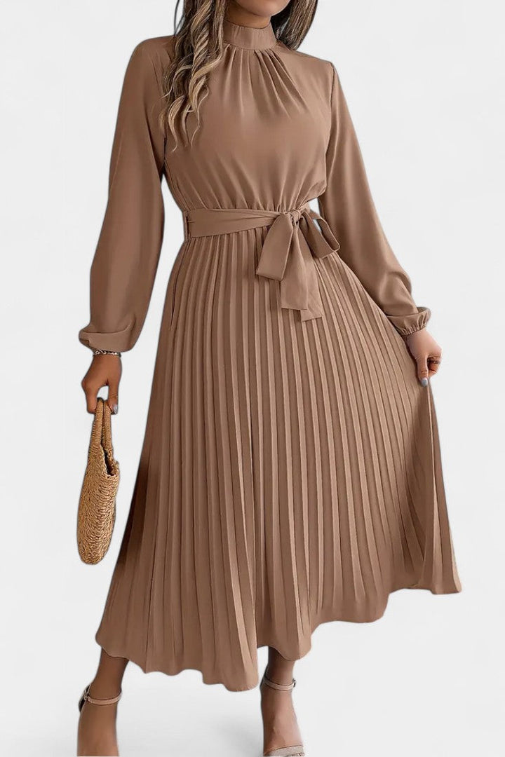 Robe Theresa à Col Haut et Ceinture Plissée
