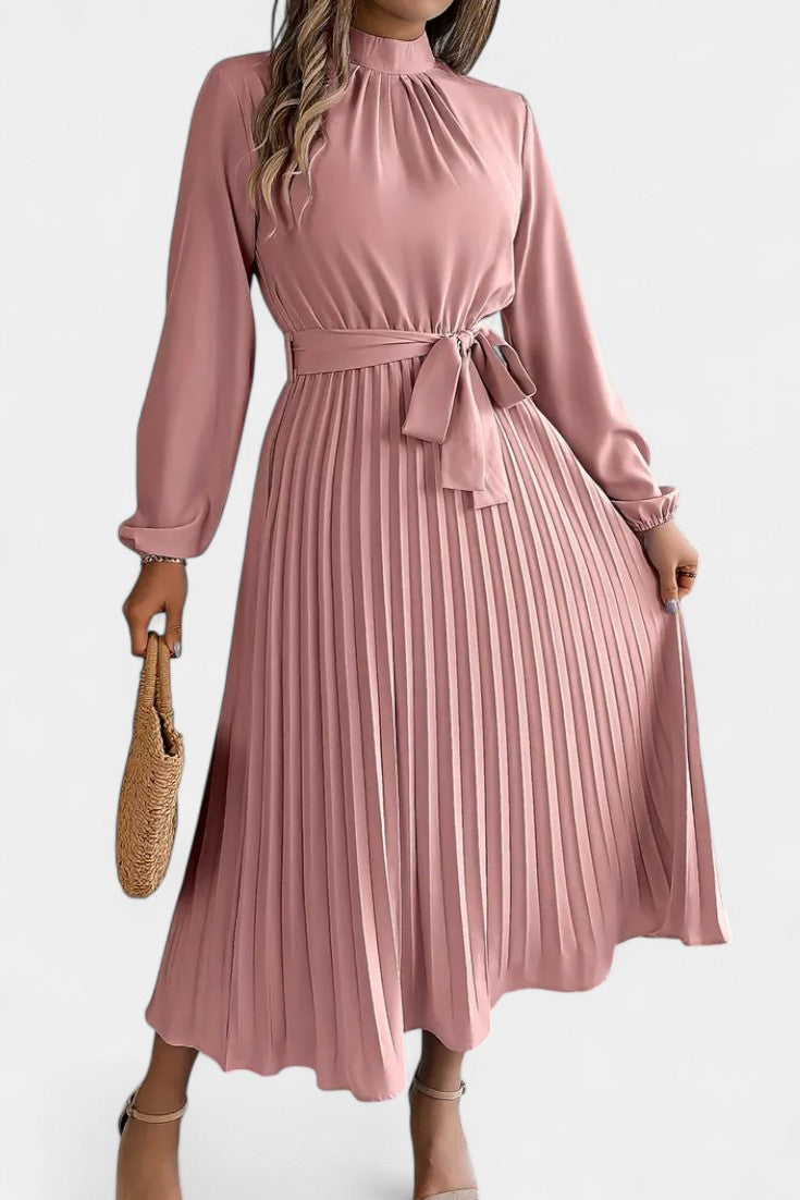 Robe Theresa à Col Haut et Ceinture Plissée