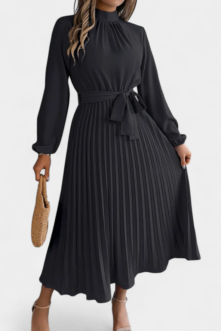 Robe Theresa à Col Montant et Ceinture Plissée
